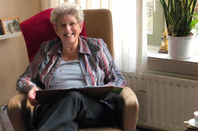 Vrouw leest in stoel