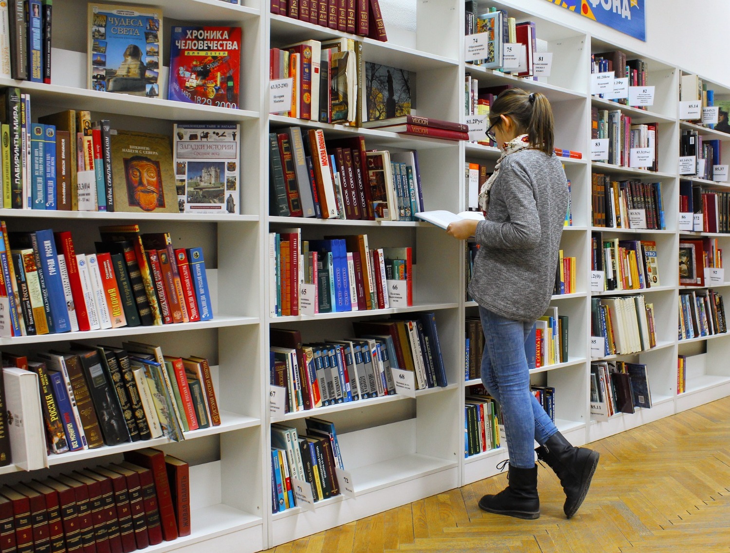 Student in bibliotheek