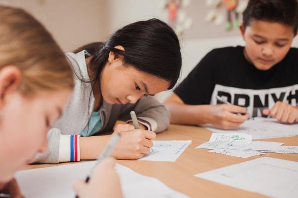 Kinderen aan het schrijven