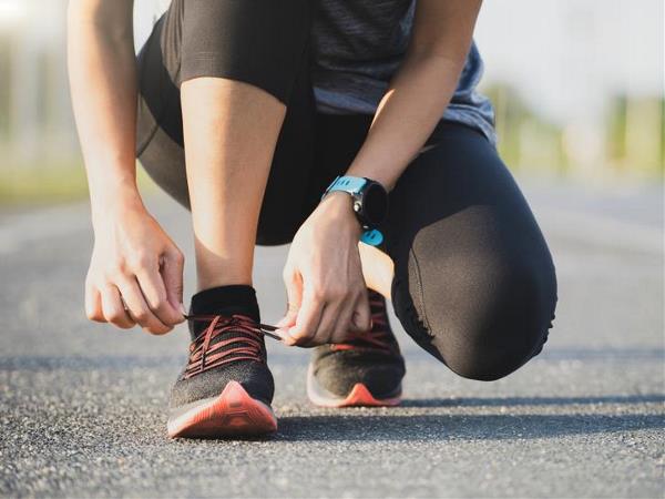 Vrouw strikt hardloopschoenen