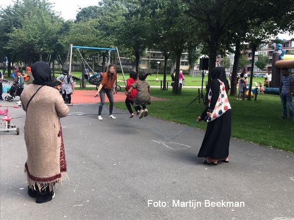Kinderen en volwassen buiten spelen