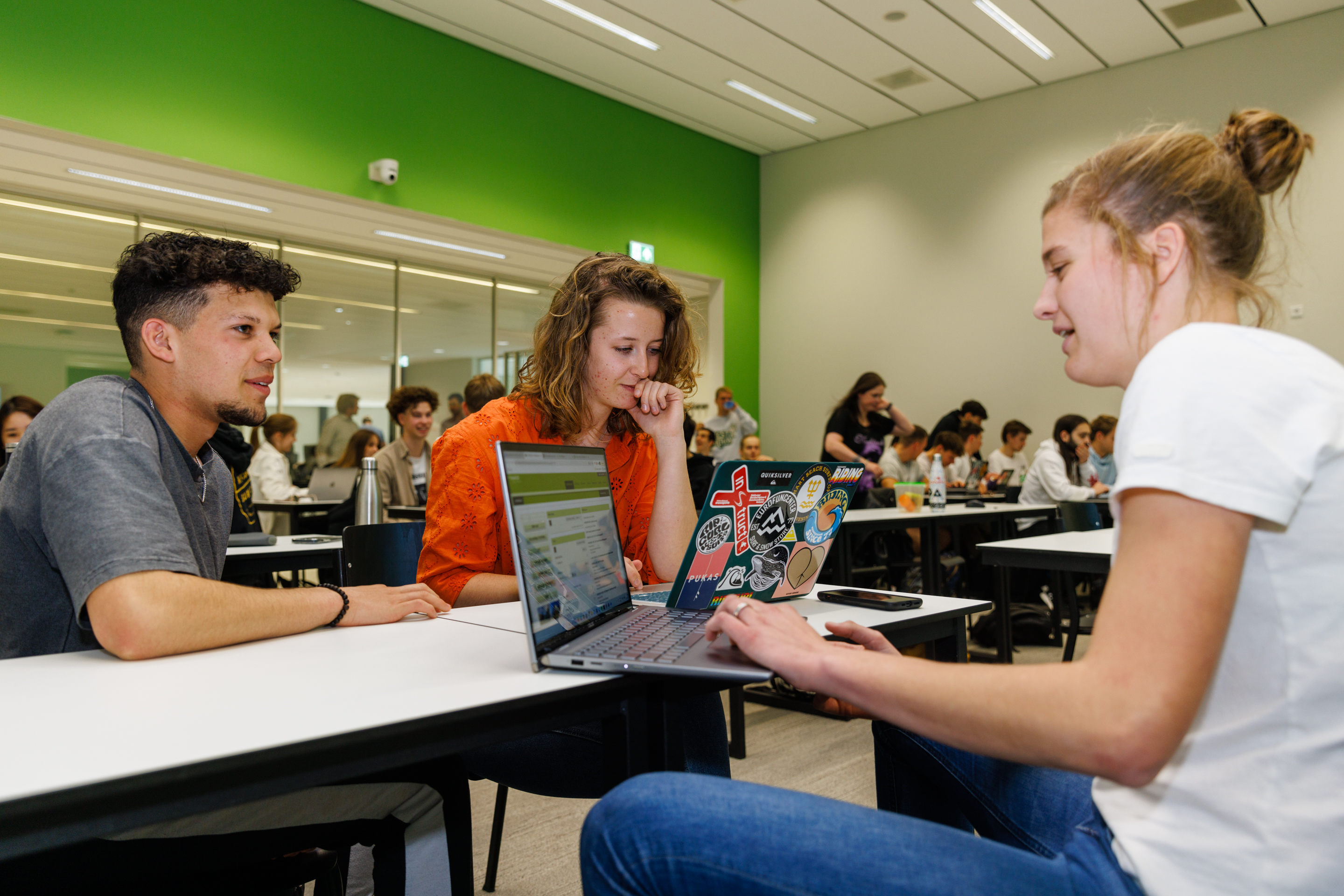 Studenten volgen les aan tafel