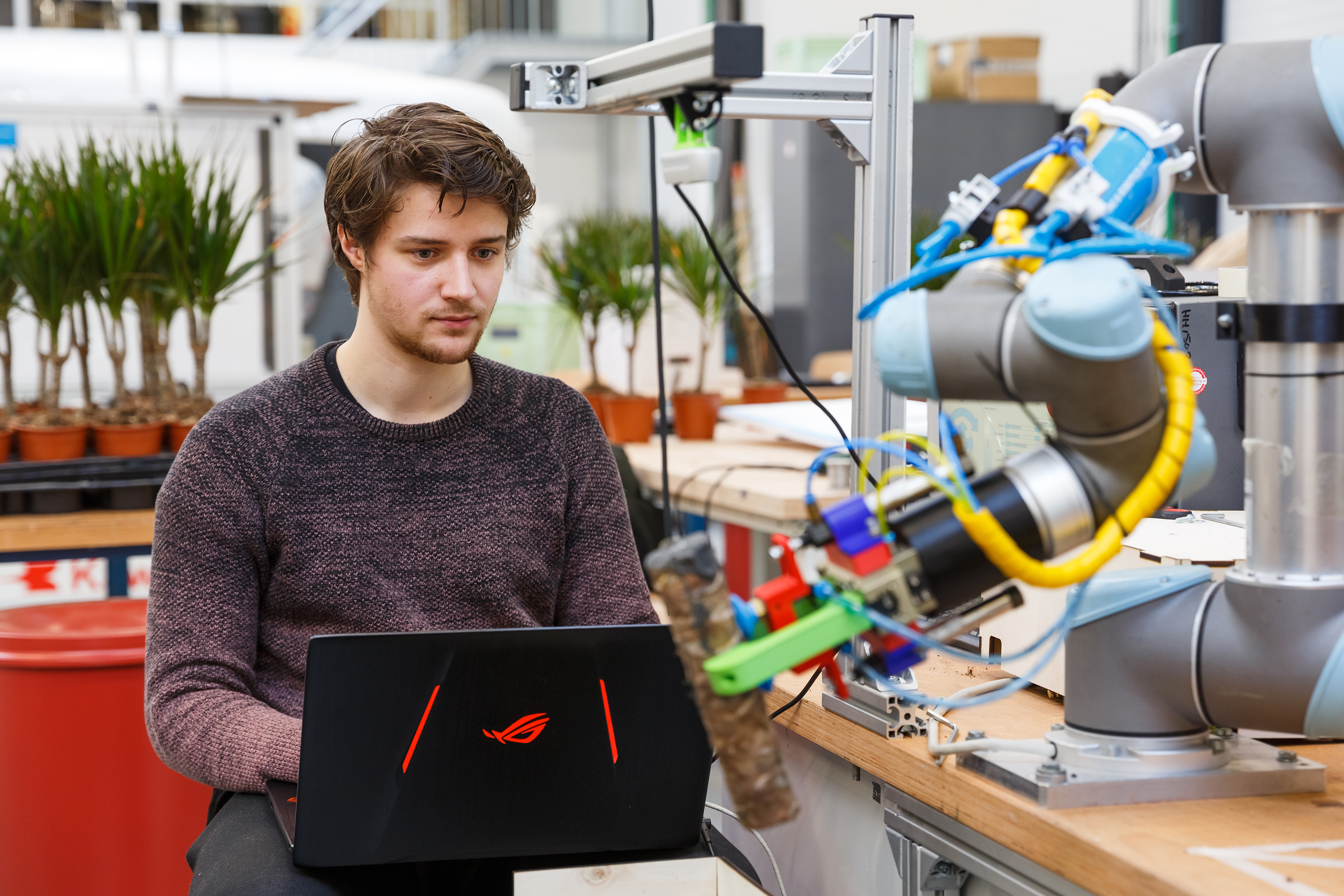 Student volgt praktijklessen in Betafactory