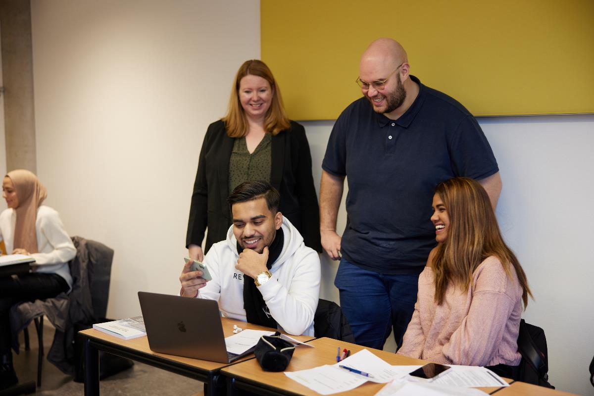 Student presenteert via laptop aan 3 anderen