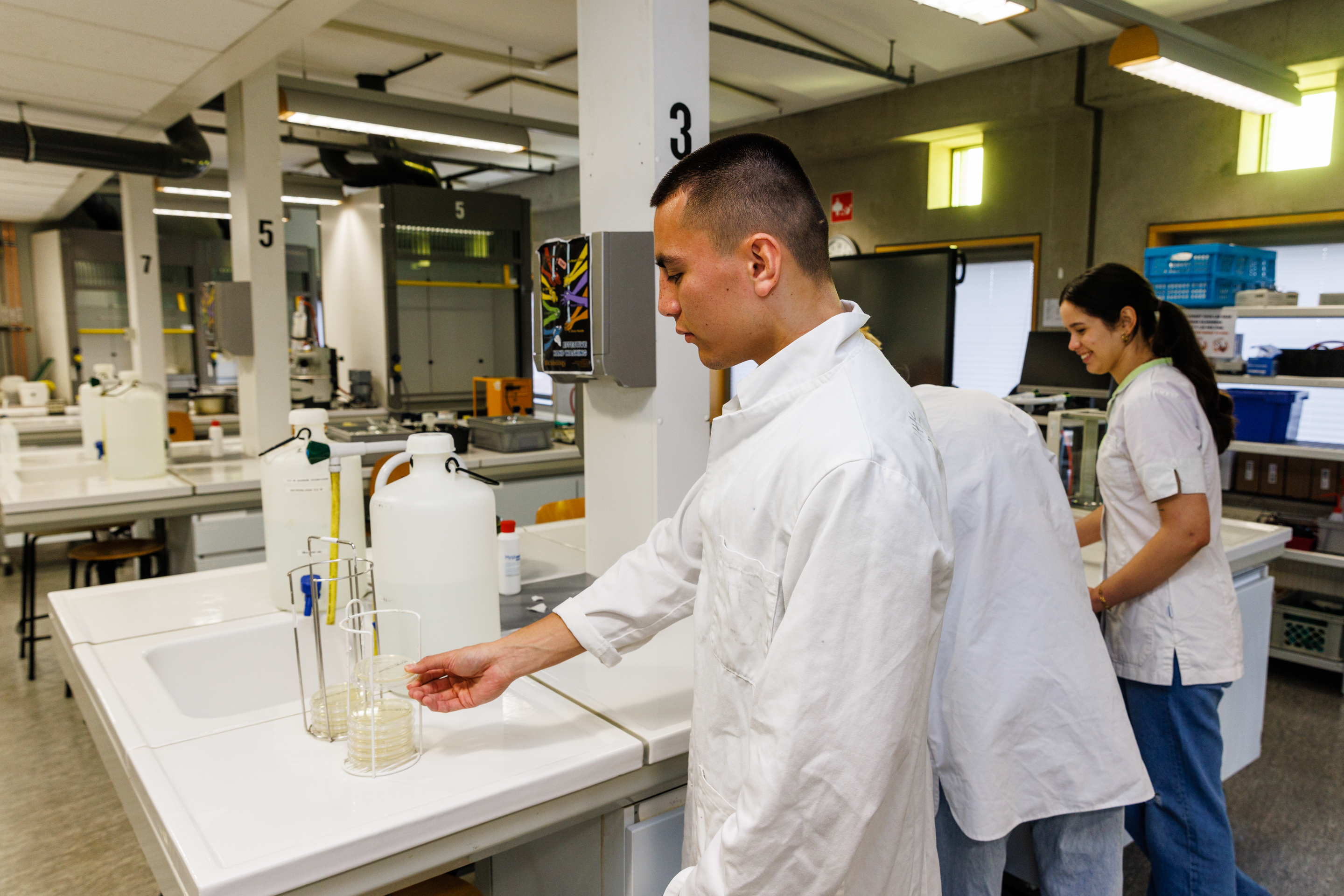 Studenten werken in lab