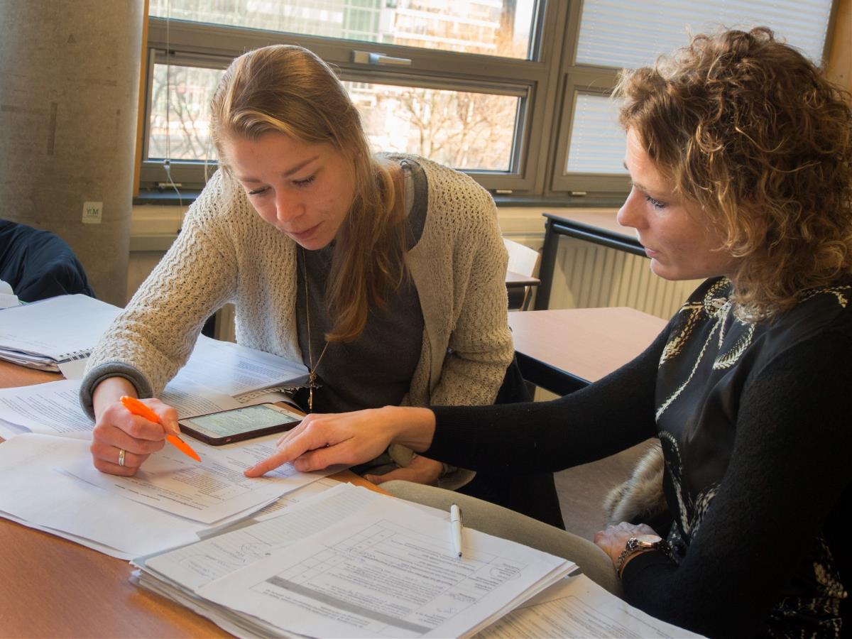 Twee vrouwen in een bespreking