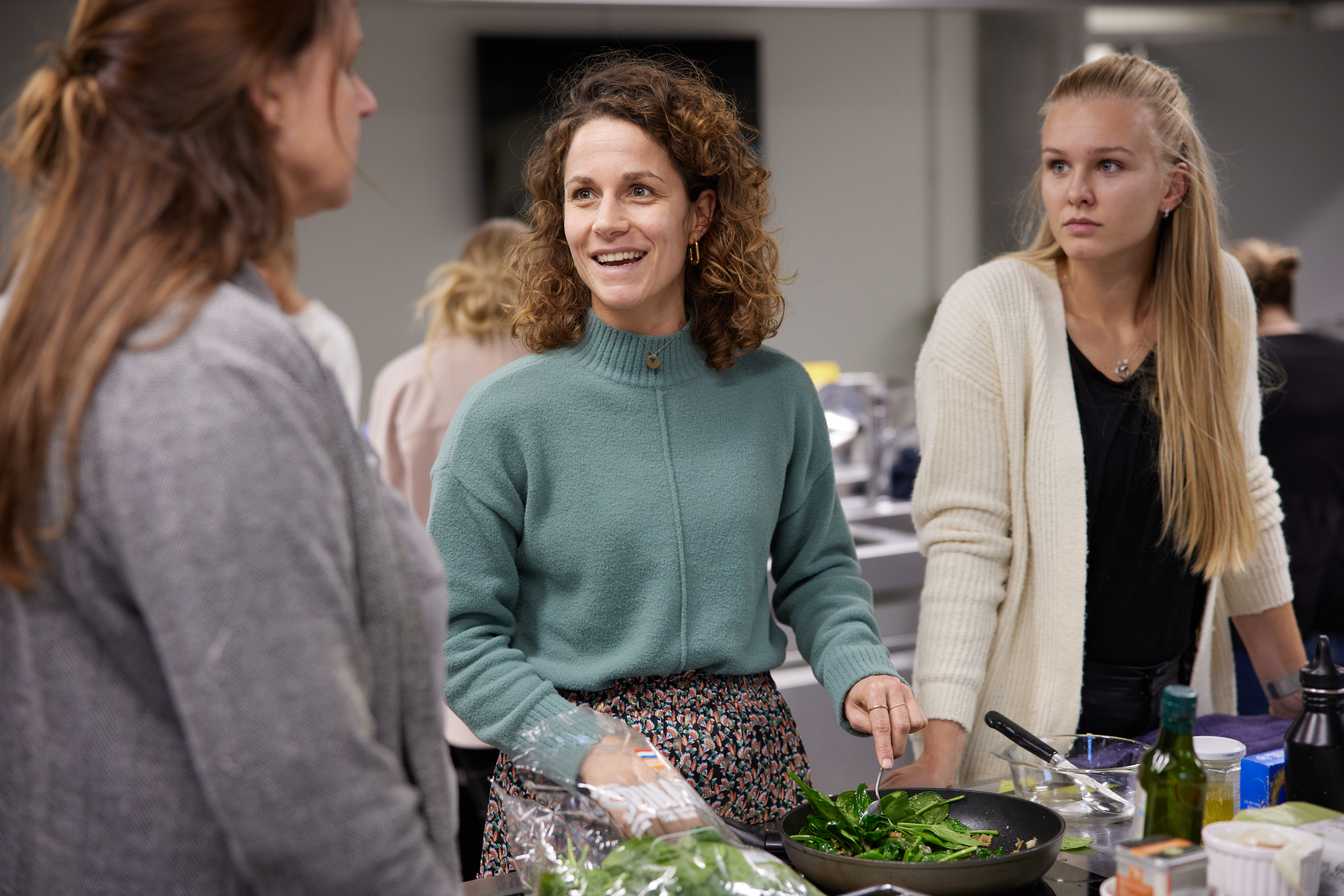Studenten koken gezamenlijk eten