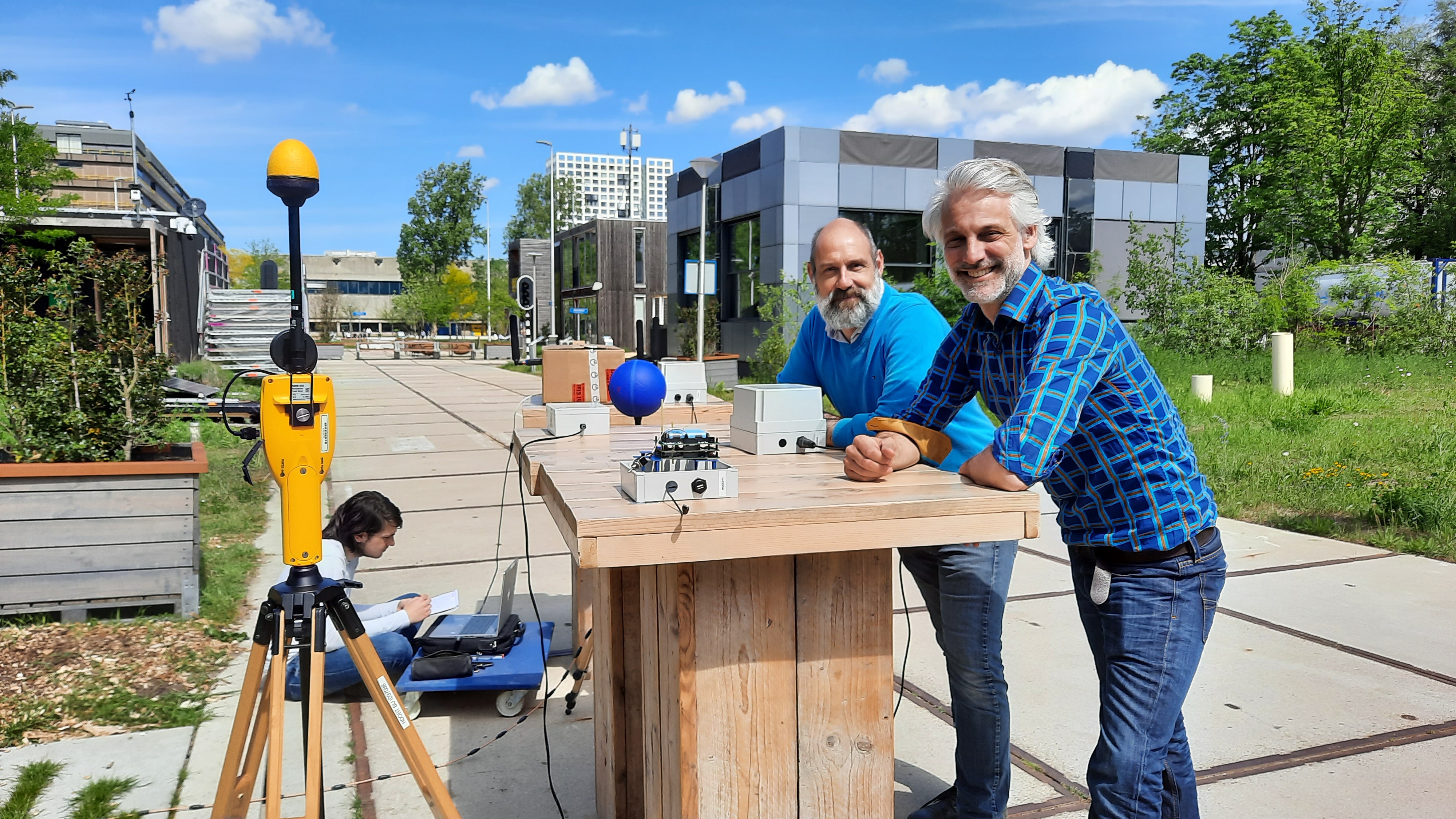 Twee mannen aan een houten tafel buiten