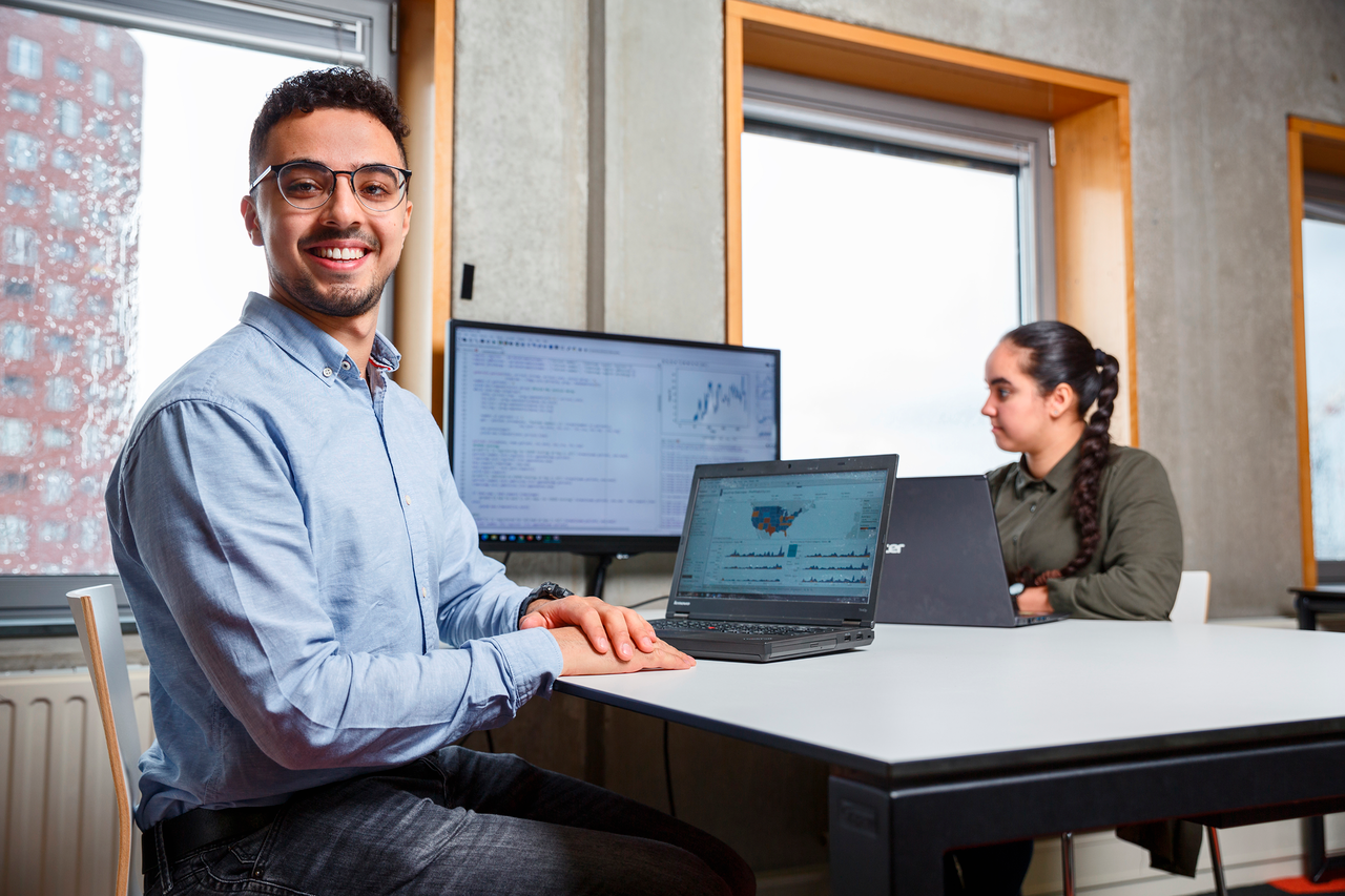 Twee studenten werken achter laptops