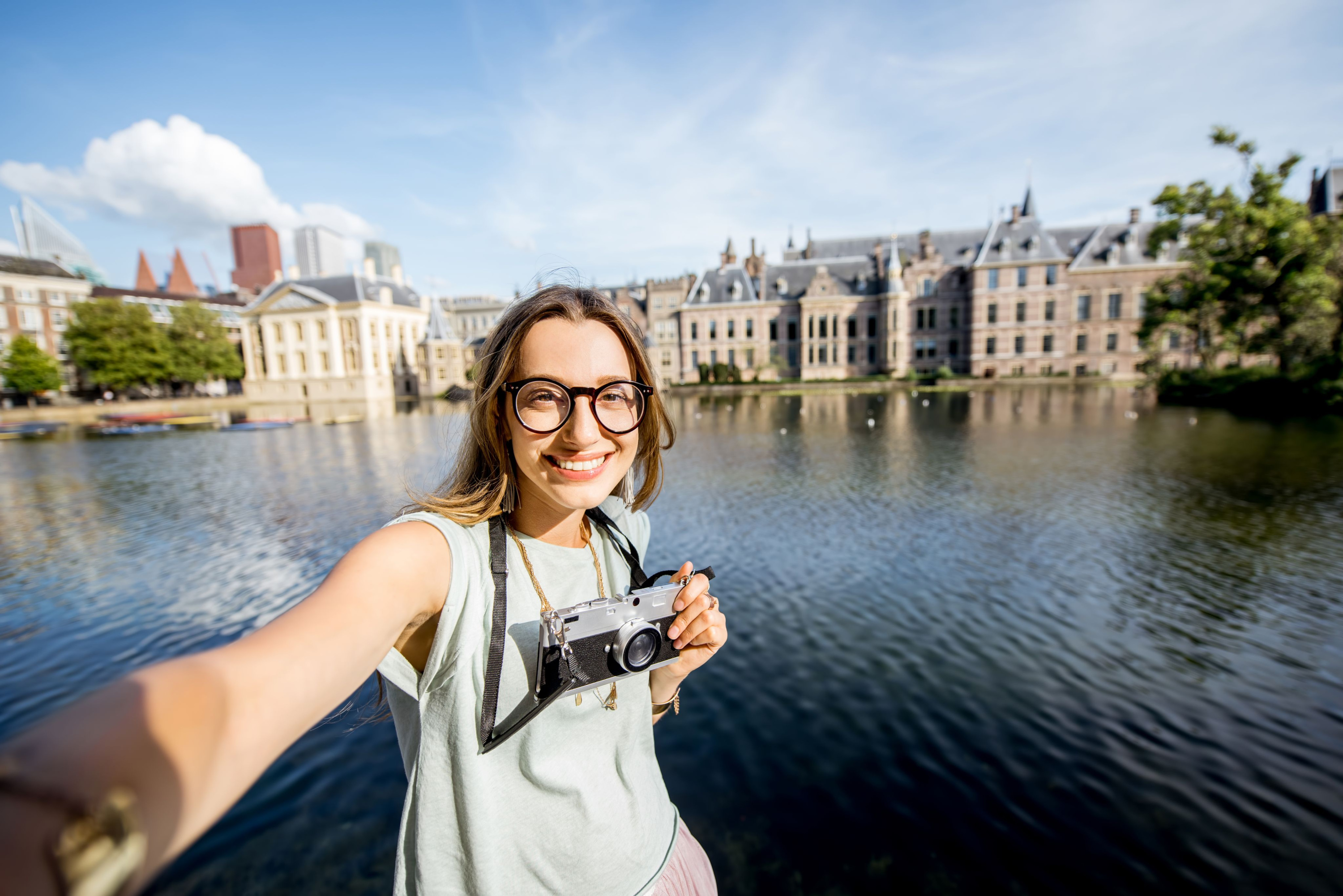 Jonge vrouw in het centrum van Den Haag, binnenhof in Nederland