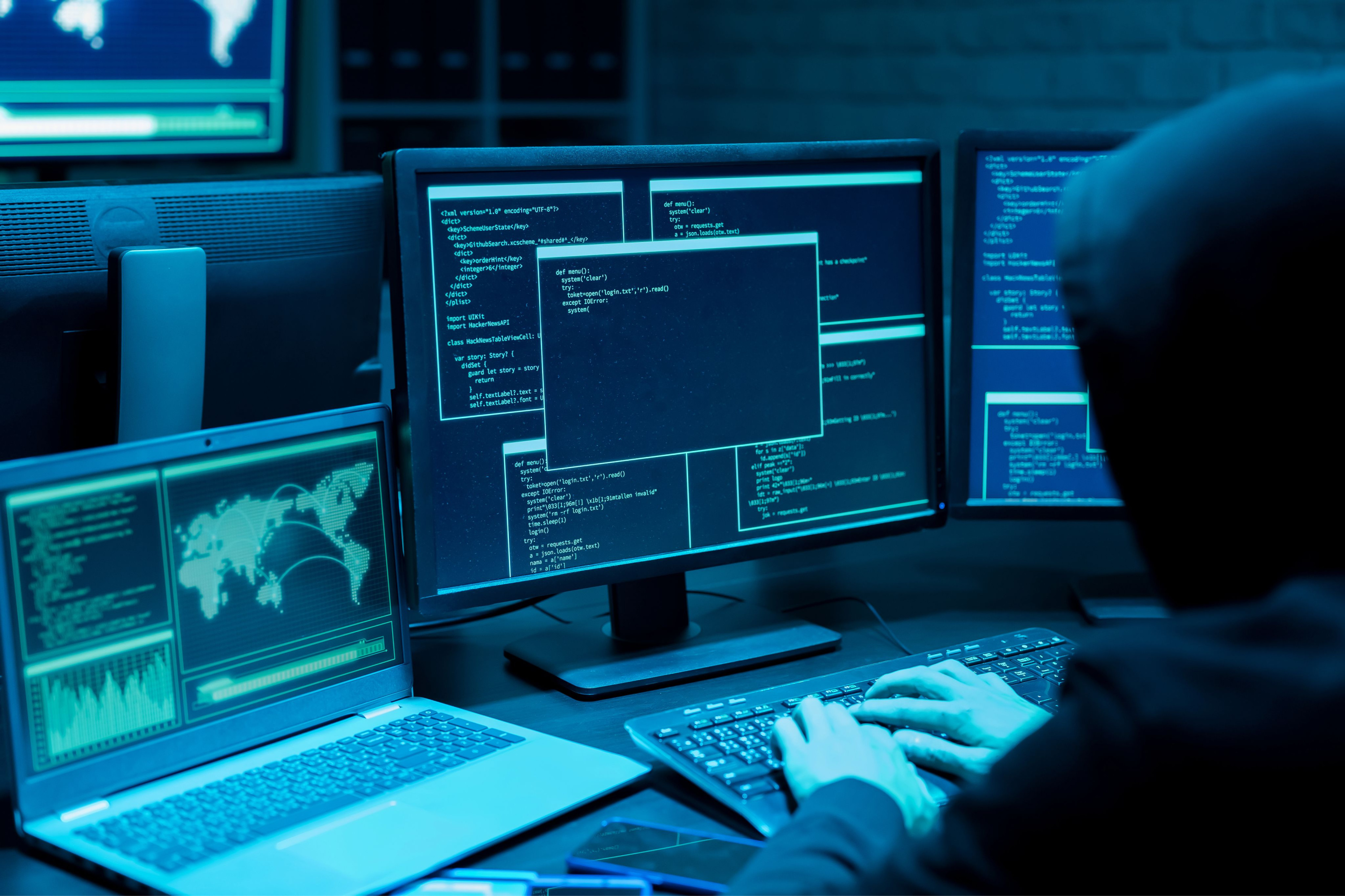 Cybercrime & Cybersecurity, hacker gebruikt een computer om een systeem te hacken