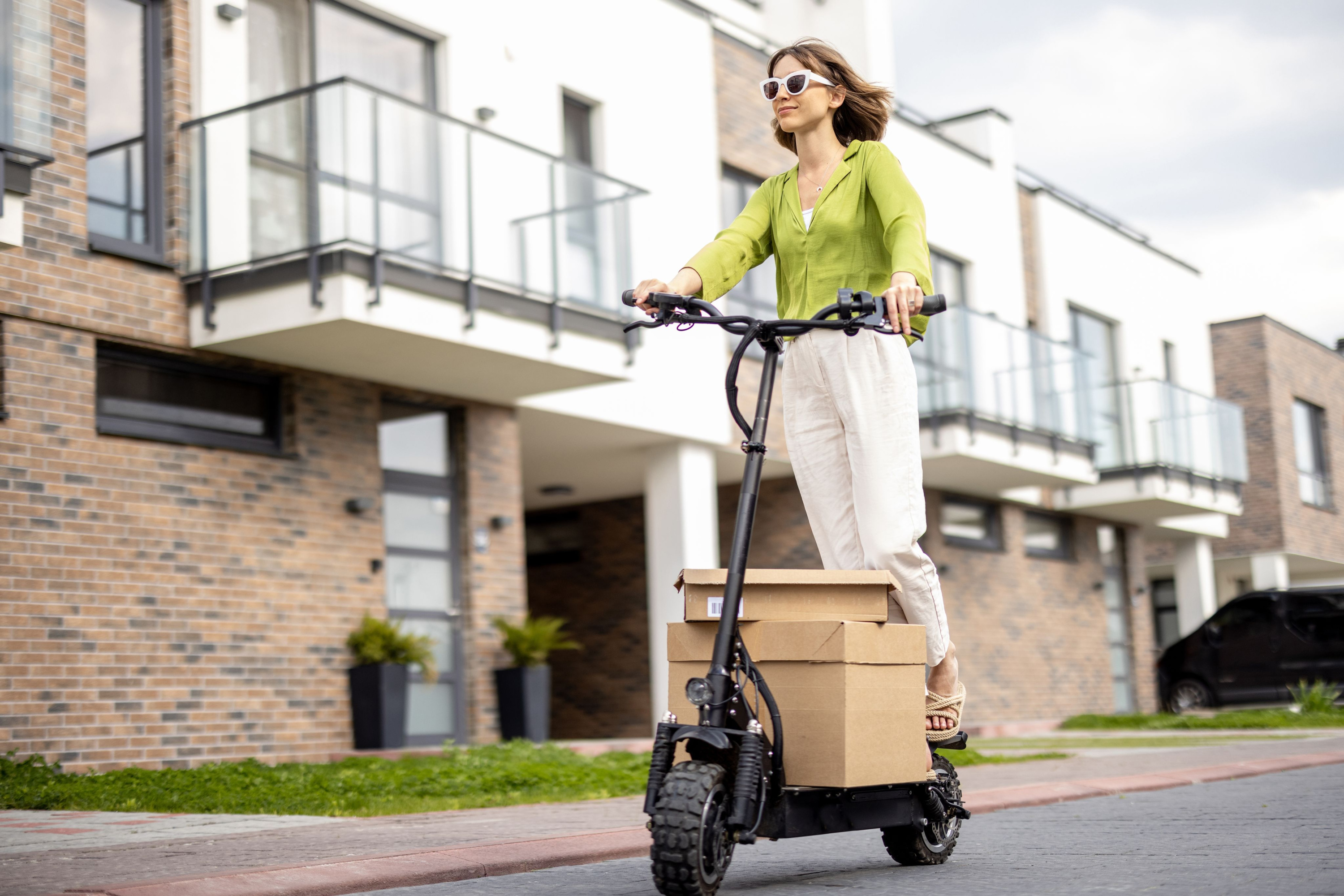 Future Urban Systems Vrouw gebruikt een segway voor transport