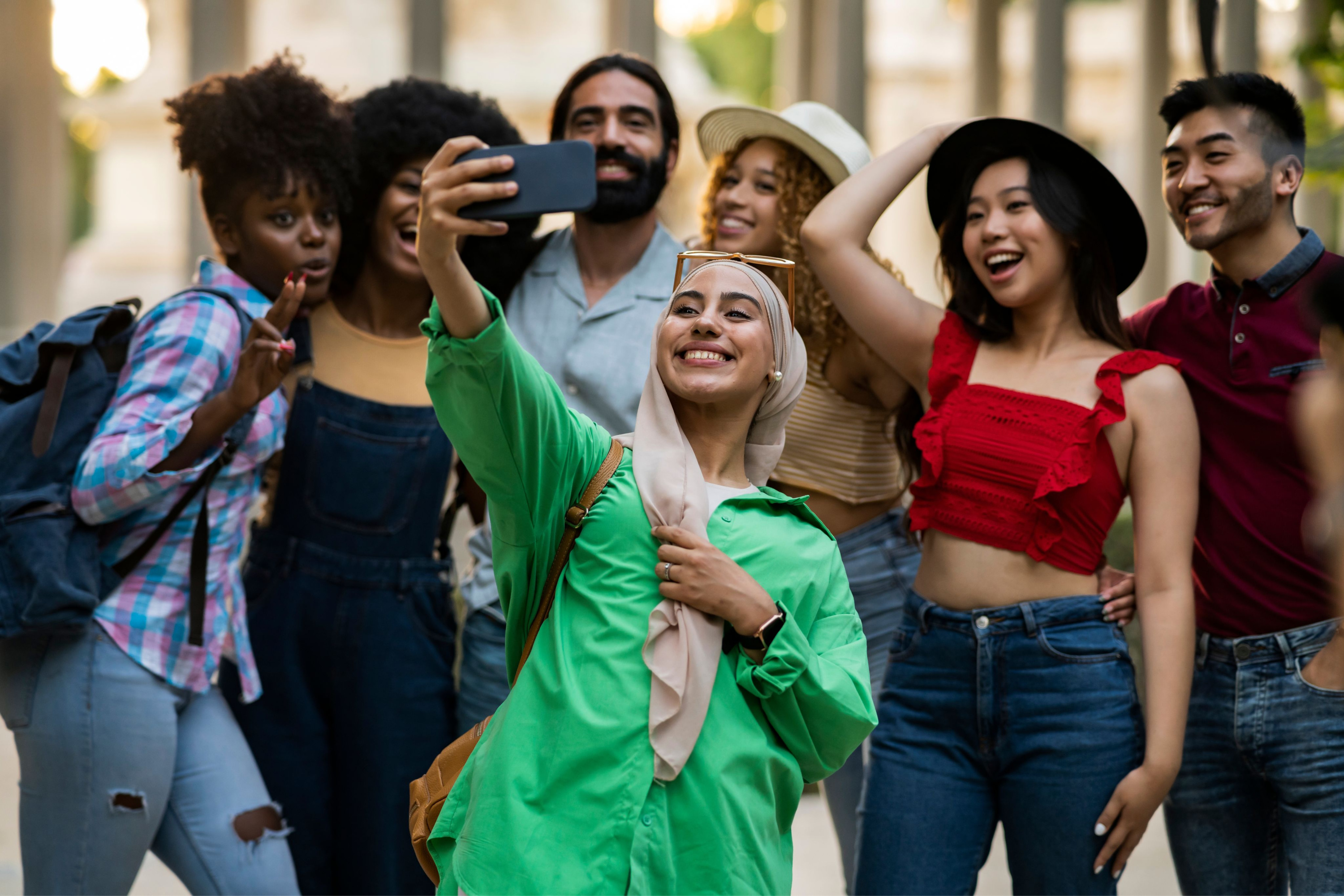 Wereldburgerschap, multiraciale diverse vrienden maken een selfie in de stad