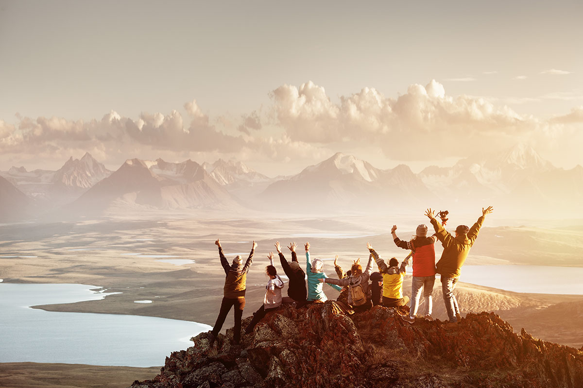 Mensen juichen op top van een berg