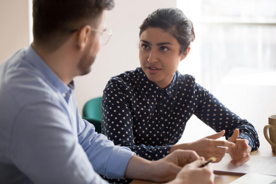 Man en vrouw overleggen