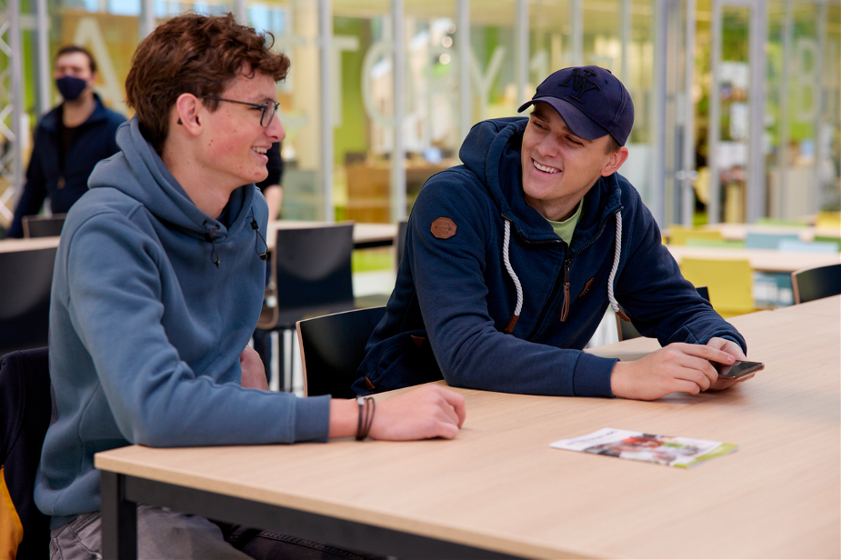 Studenten aan tafel