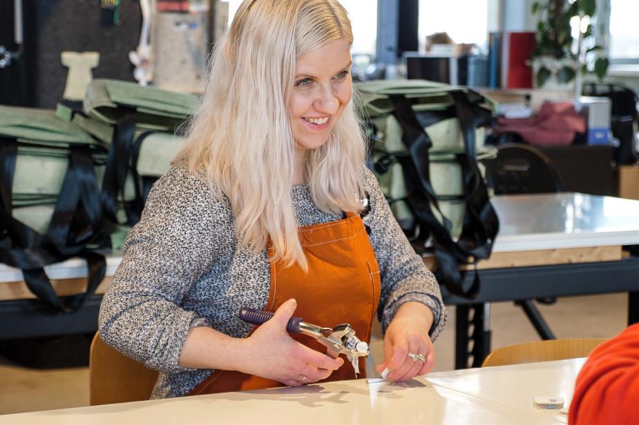 Vrouw werkt met textiel gereedschap 