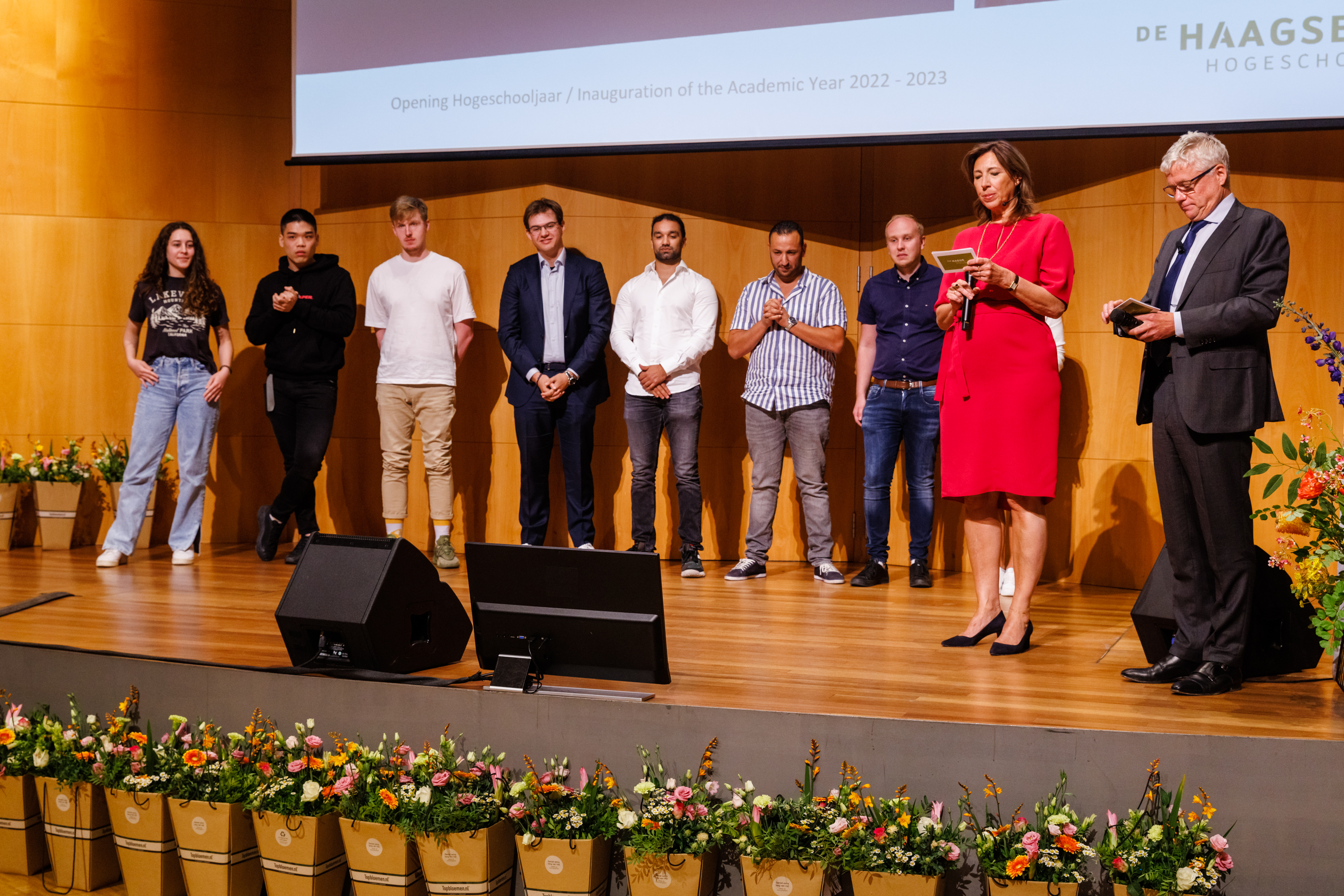 Groep mensen op podium