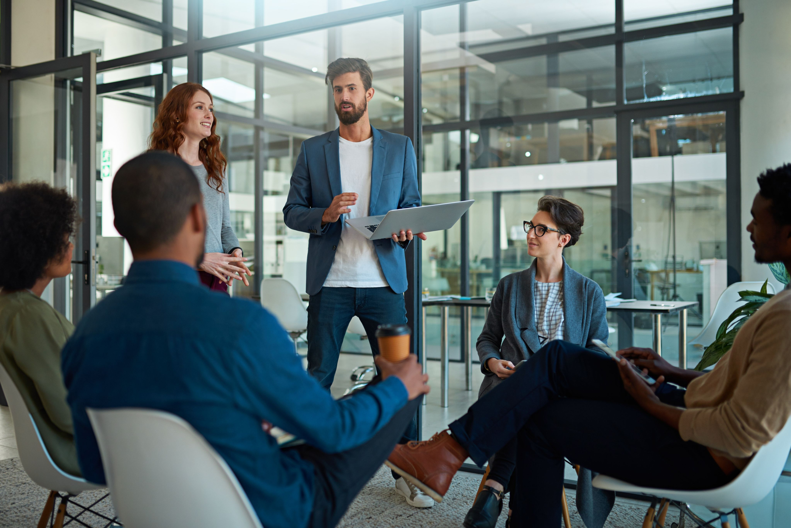 Master Risicomanagement, een groep jonge professionals die vergaderen in een modern office
