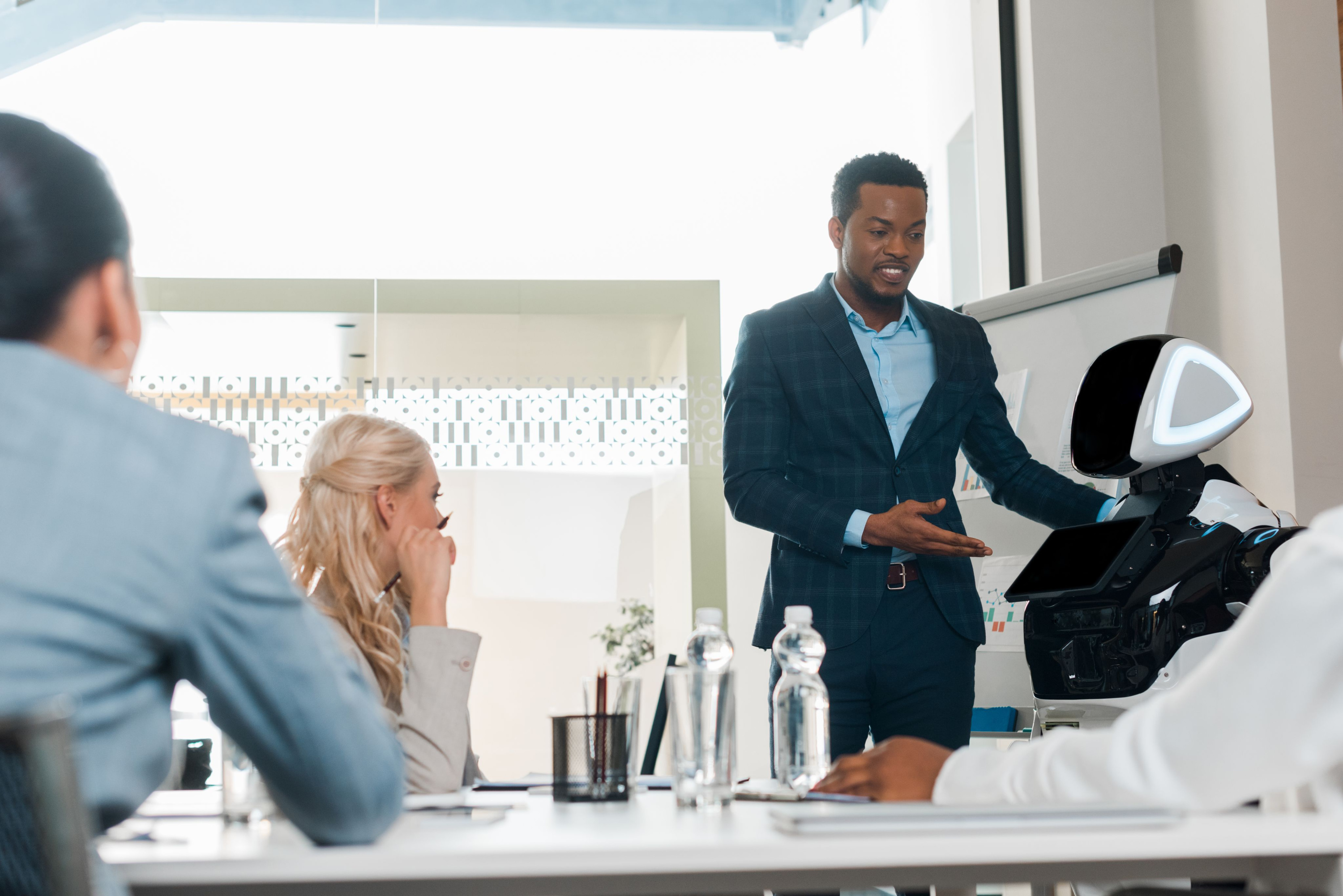 Masterclass Hands-on met Robots, manager toont een robot