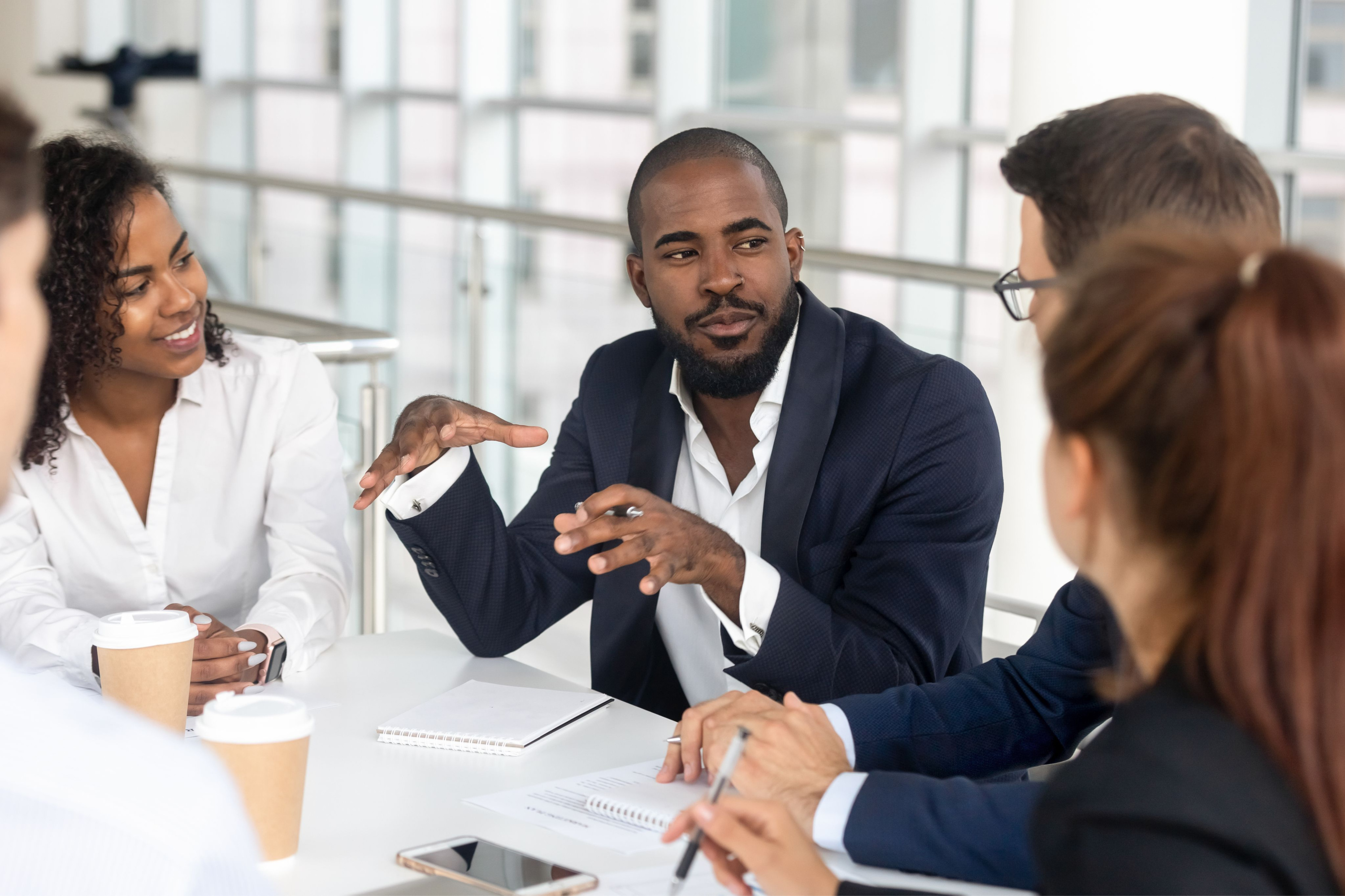 Advies & Verandermanagement, a manager is in gesprek met de teamleden