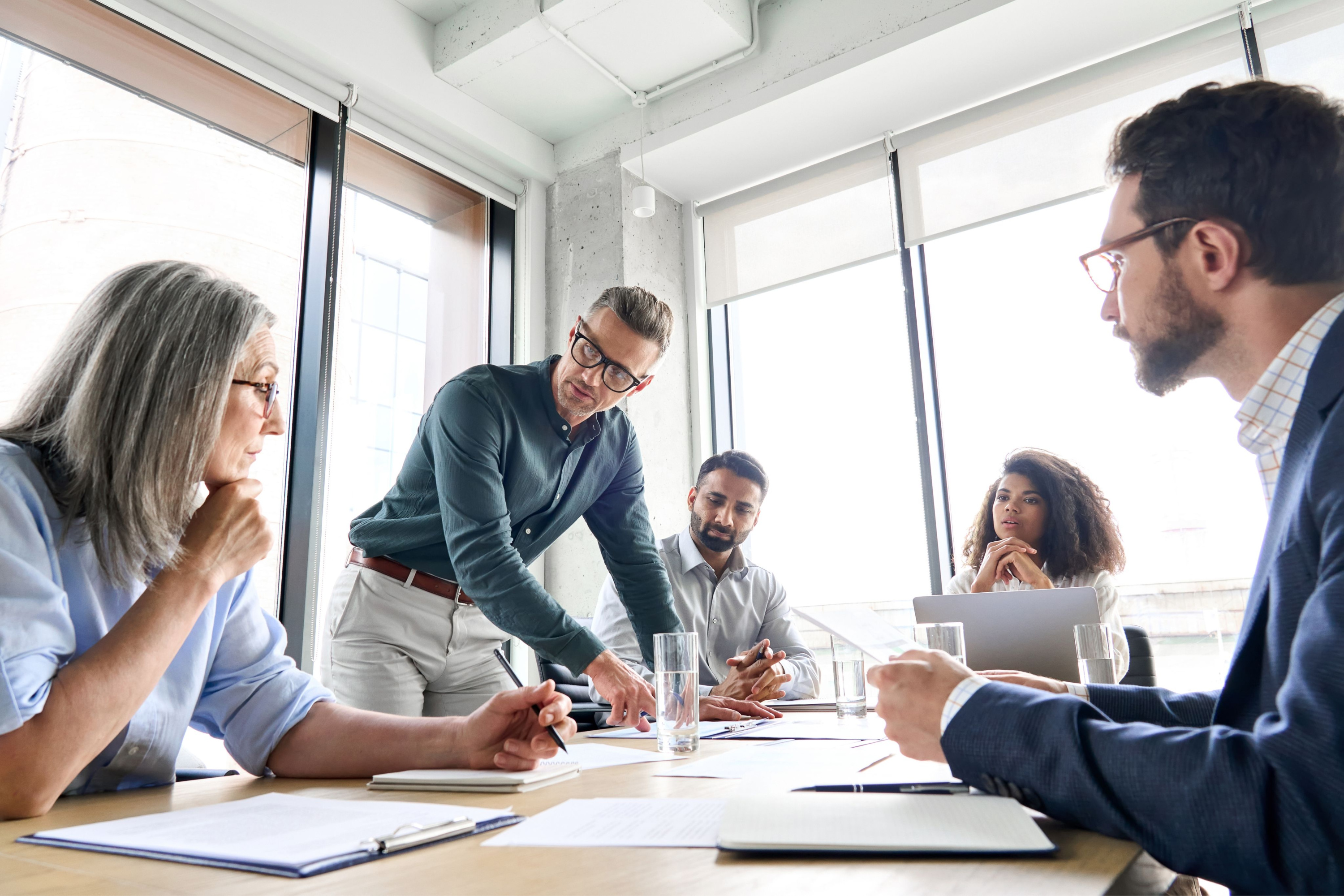 Bedrijfsmaatschappelijk Werk, team in het gesprek in het kantoor