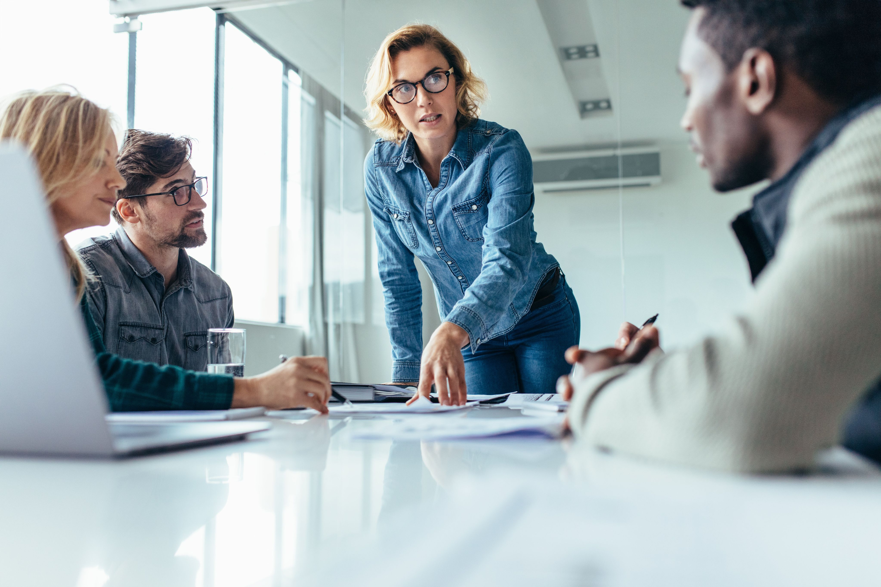 Teamcoaching, vrouwelijke manager leidt een team