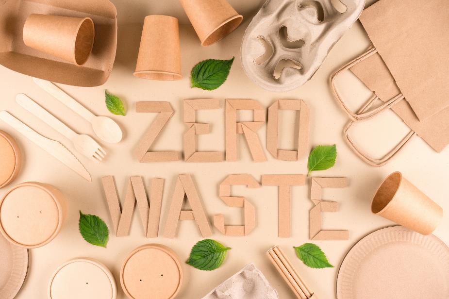 Zero Waste tekst met papieren bekertjes en blaadjes