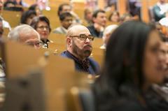 Alumni zitten in een hoorcollegezaal