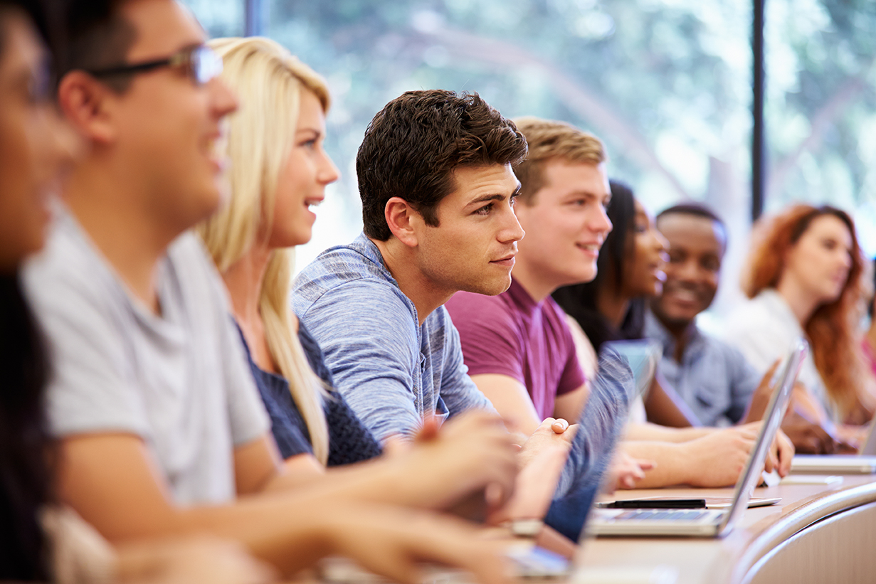 Groep studenten die zitten in een hoorcollegezaal