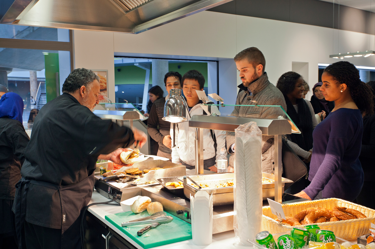 Studenten staan in de rij om eten te bestellen in het restaurant