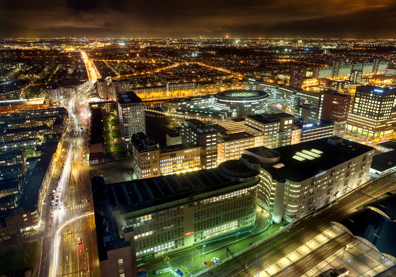 Hoofdvestiging bij nacht met lichtjes