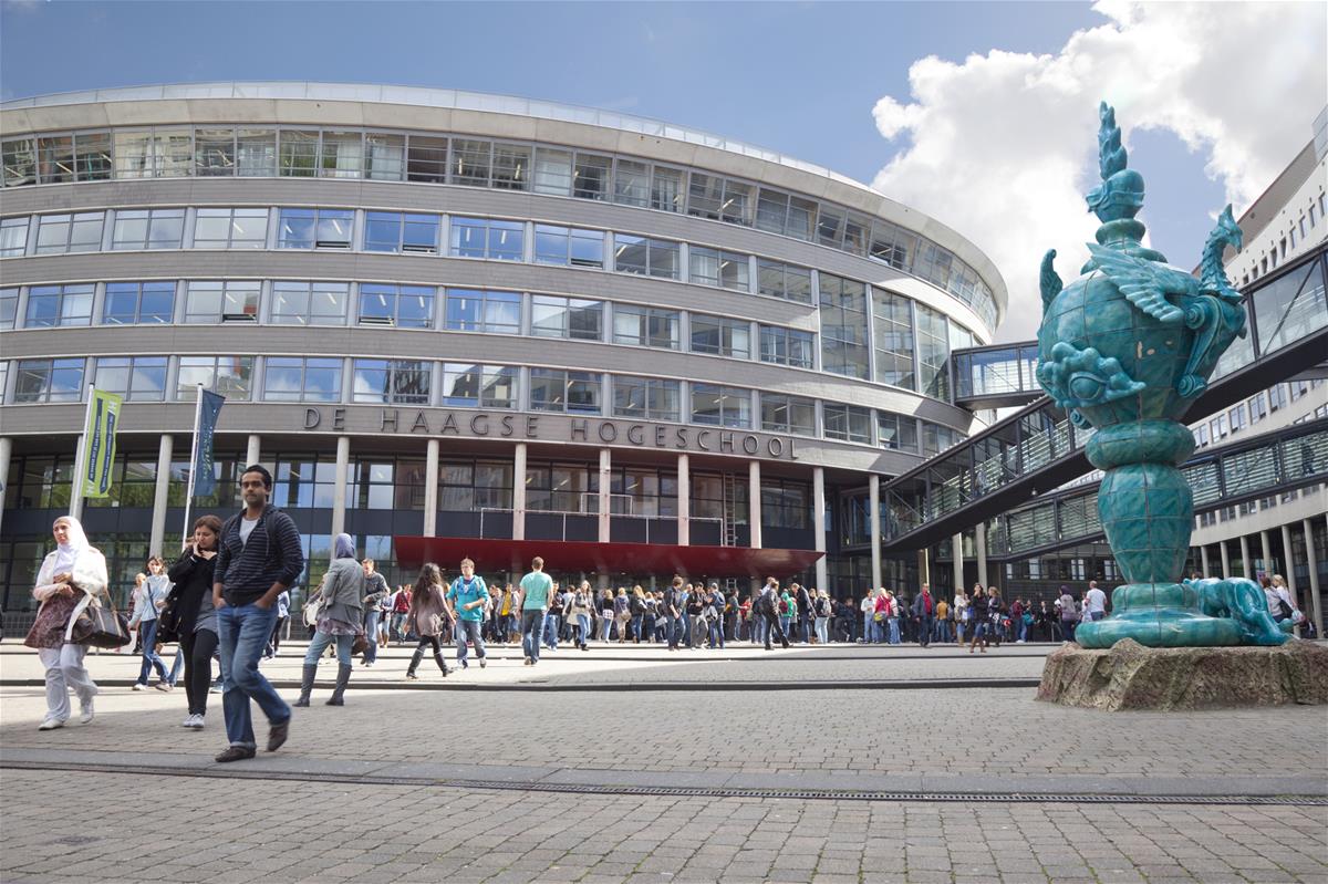 Ingang van het hoofdgebouw van De Haagse Hogeschool