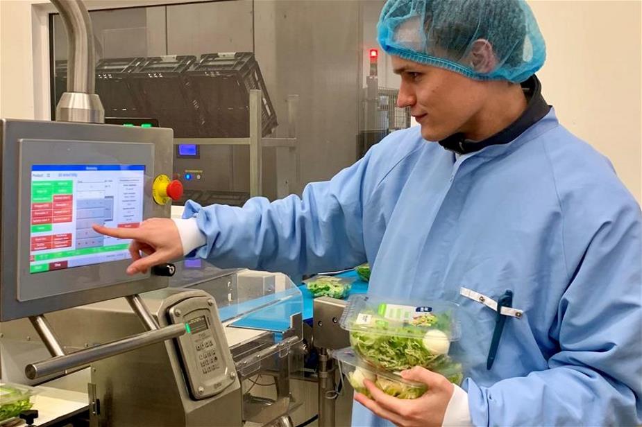 arjan moerkerk op de werkvloer met maaltijdsalades aan het werk