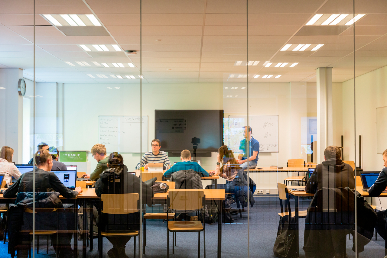 Klaslokaal gevuld met studenten