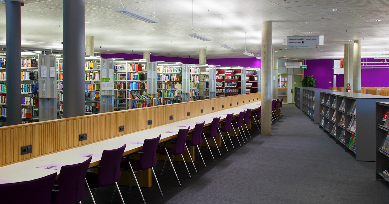 Rij van studieplekken in de bibliotheek