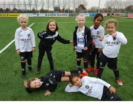 Een groep studenten op een voetbal veld