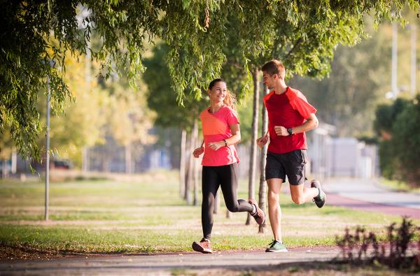 Twee personen zijn aan het hardlopen in de natuur