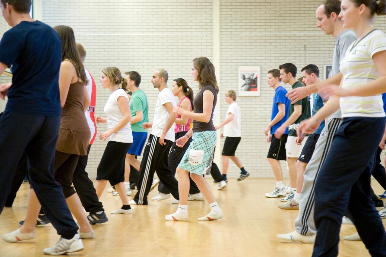 Groep studenten hebben een sportles