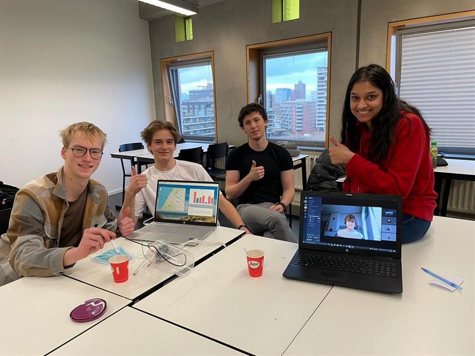 Studenten met laptop en duim omhoog