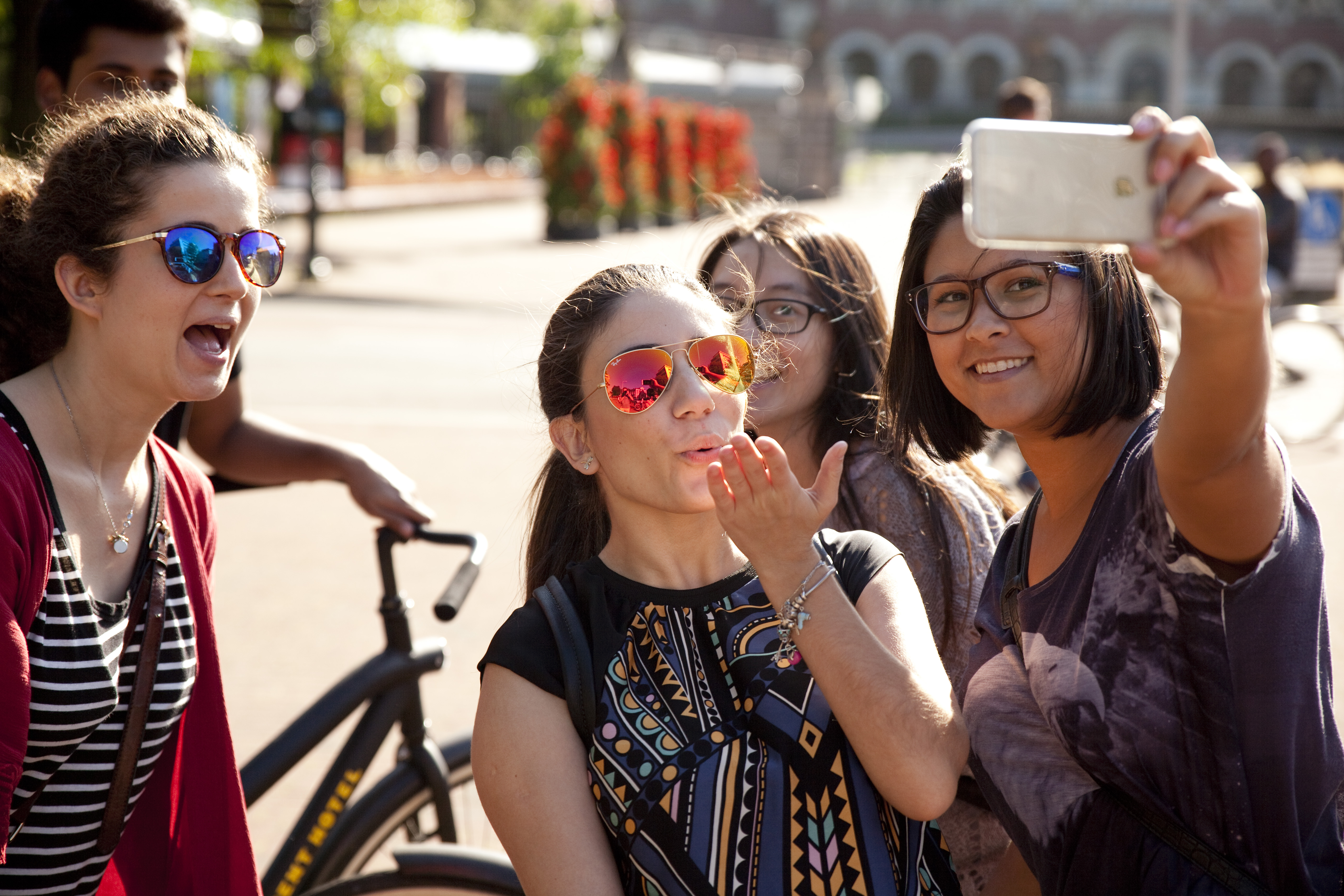 Groepje studenten neemt een selfie