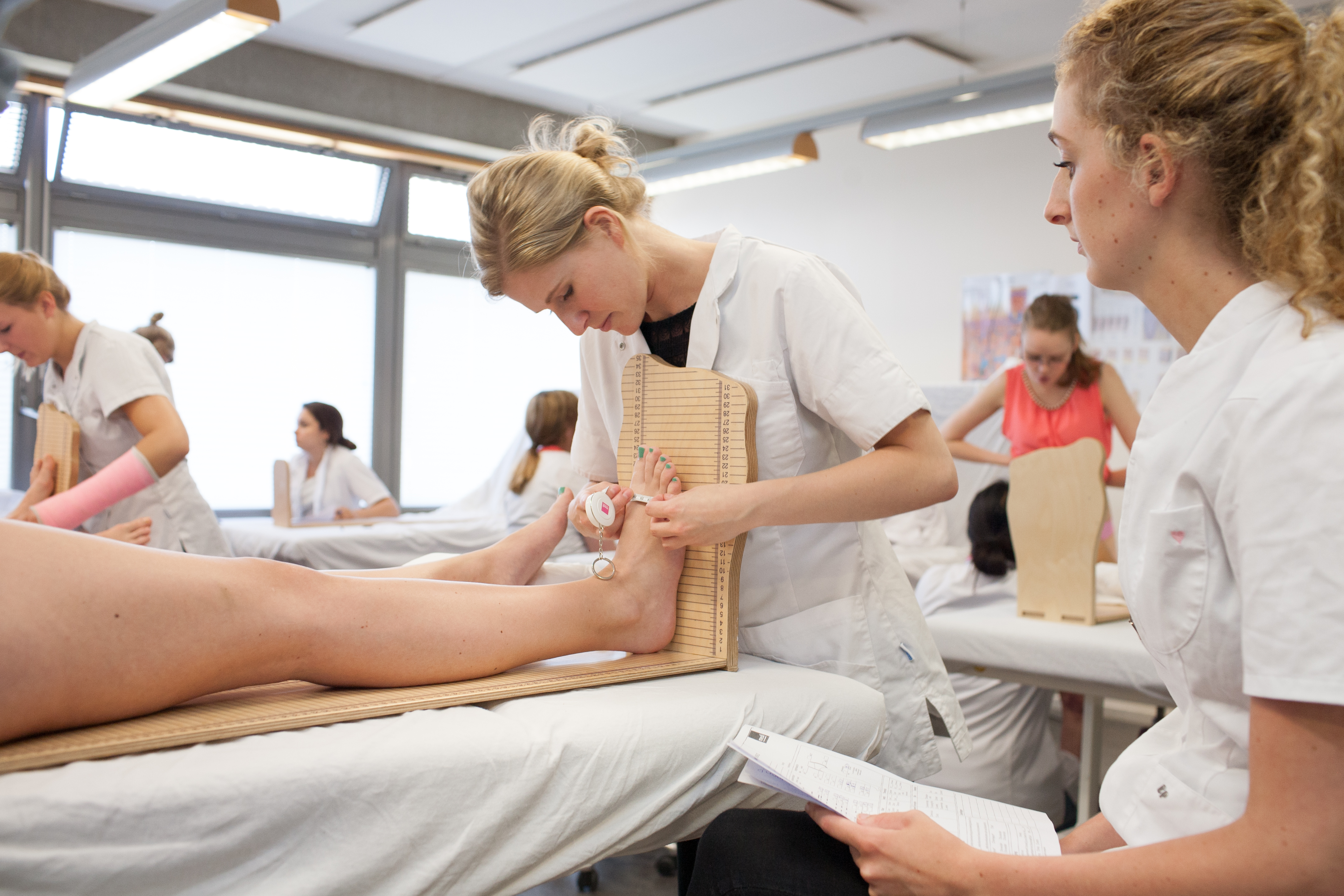 Studenten volgen praktijkles over voeten