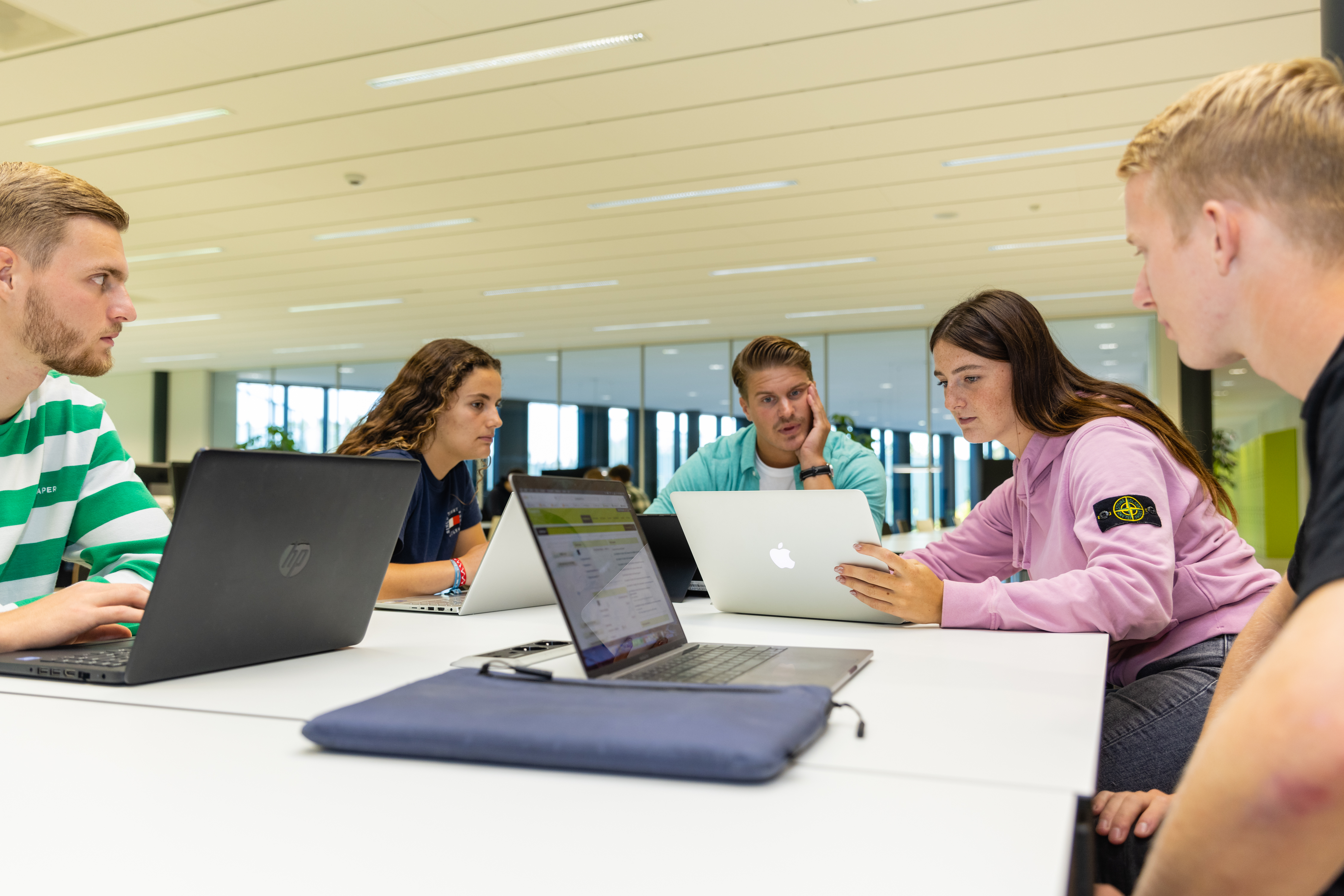 Groepjes studenten werkt aan een project