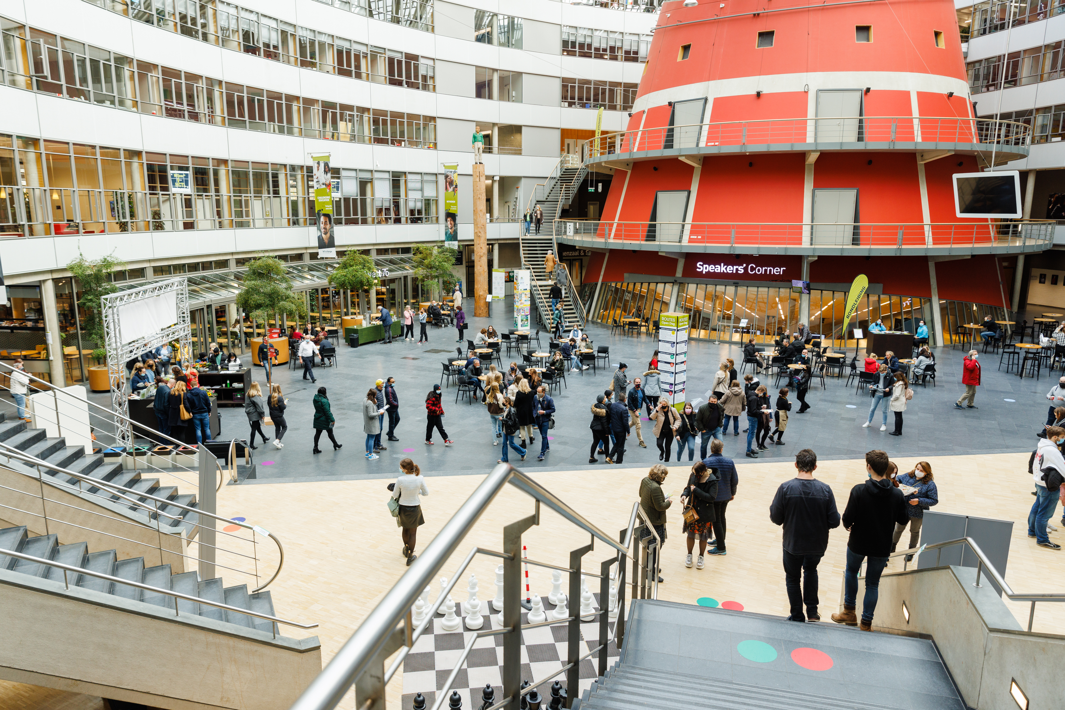 Hal in de Haagse Hogeschool