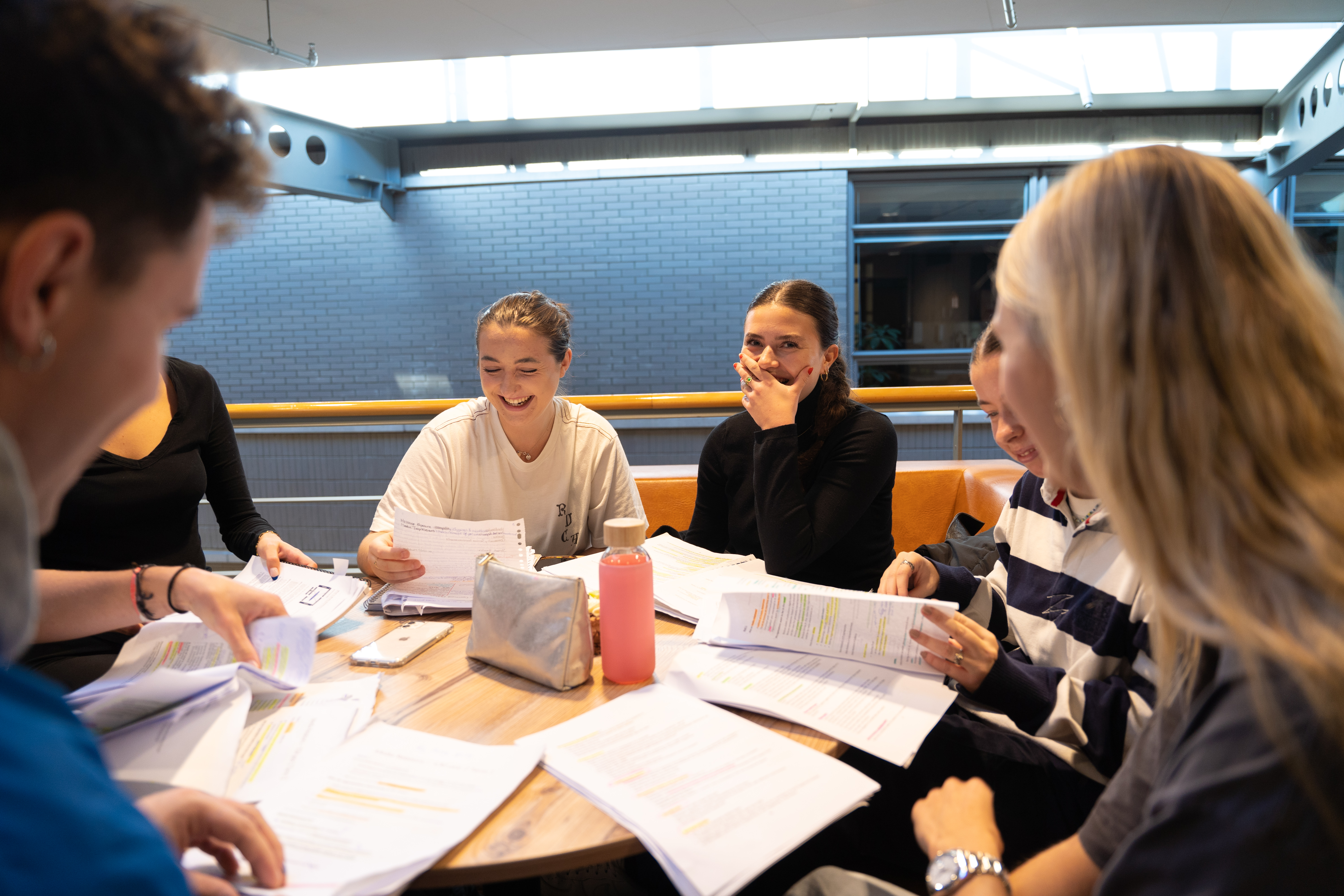 Vier studenten overleggen aan tafel