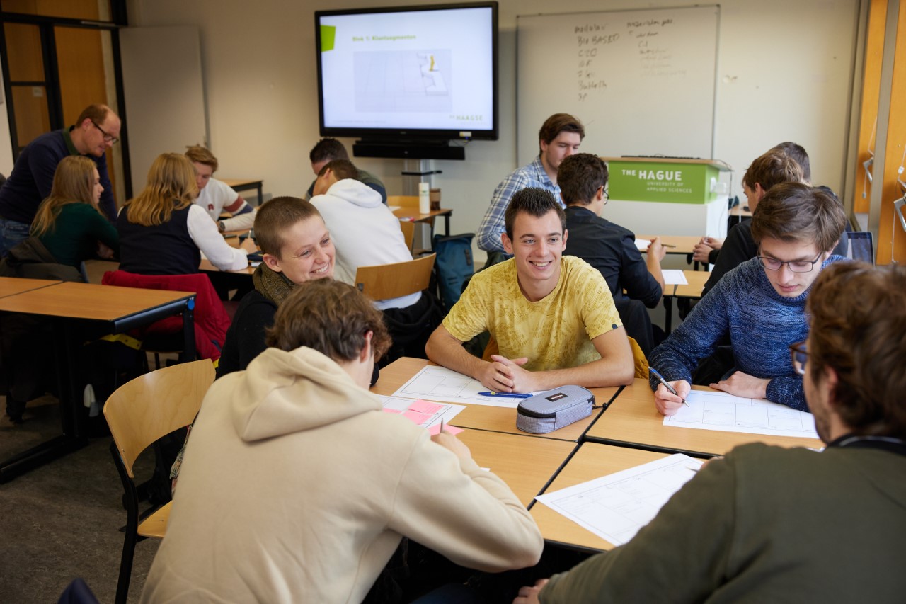 Studenten werken samen in de klas