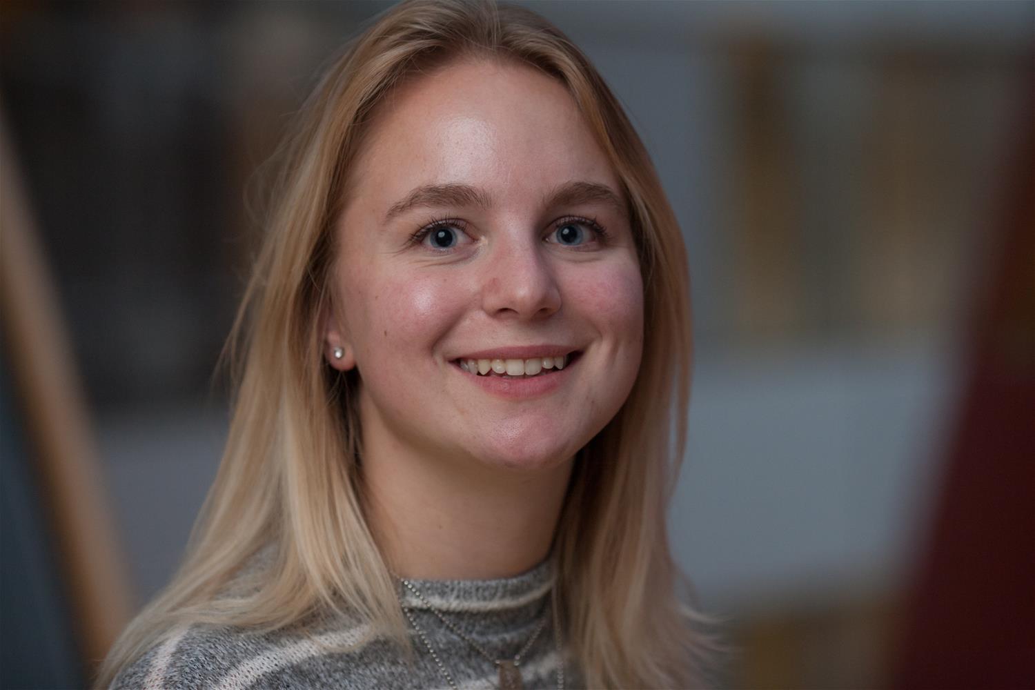 Portretfoto Julie van der Laan