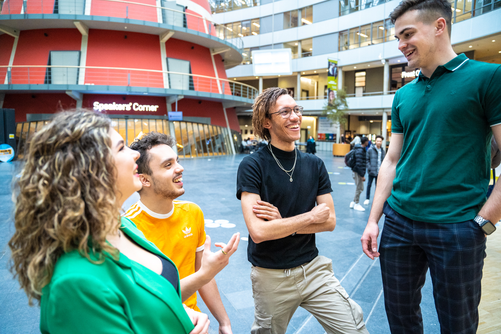 groep studenten in atrium