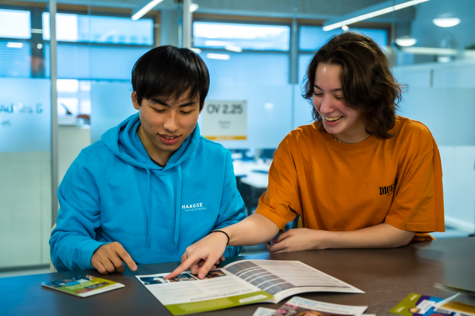 Twee studenten aan tafel