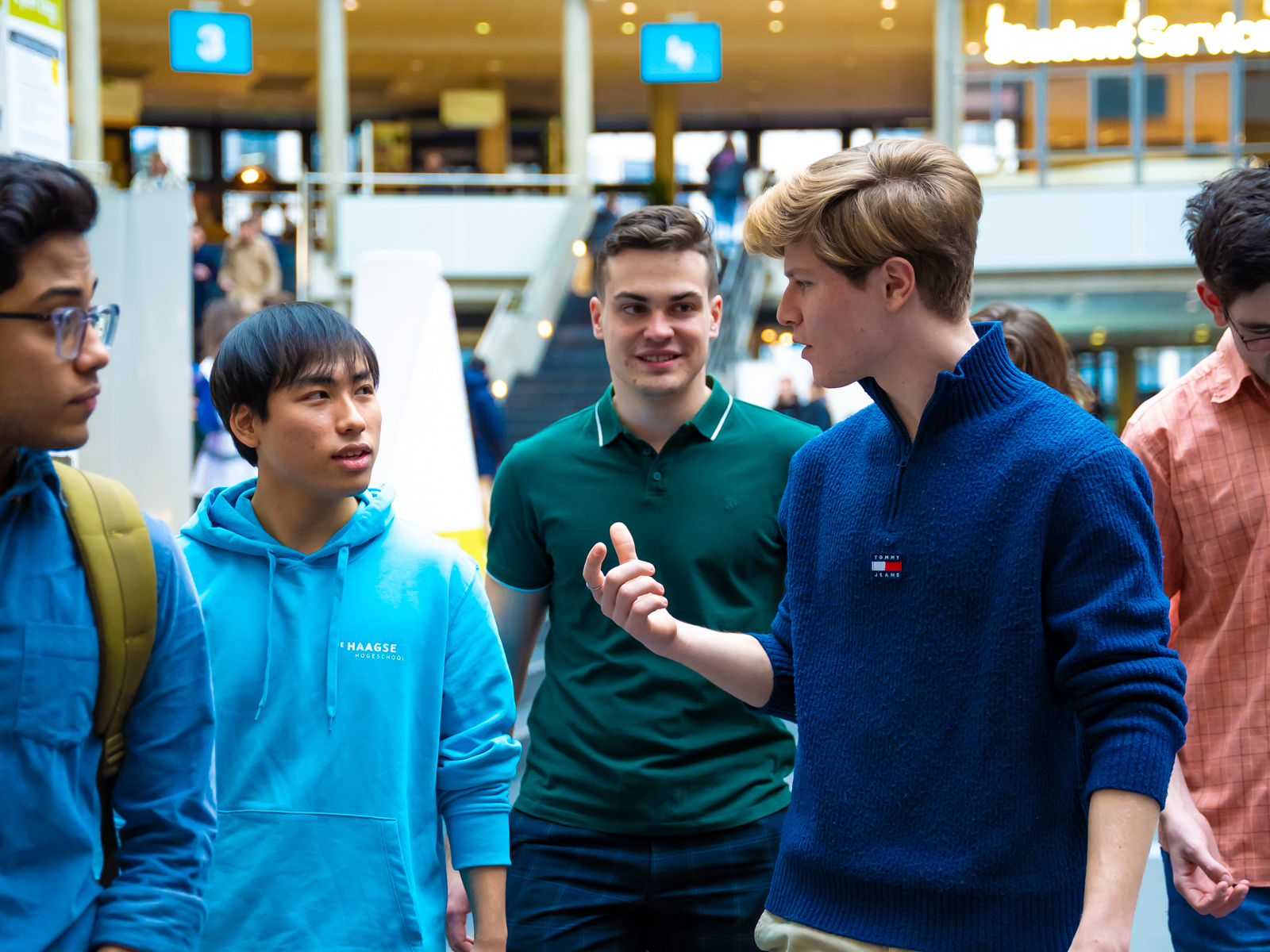 Een groep studenten in gesprek